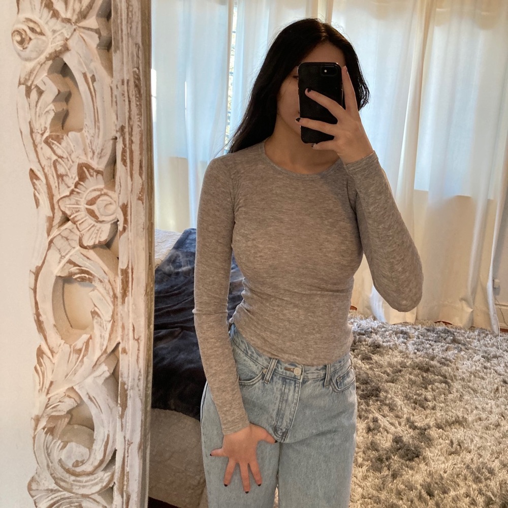Aritzia Light Grey Long Sleeve Shirt